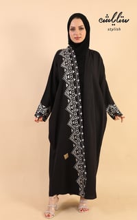 عباية لنن لف باللون الأسود مطرزة - صورة 1