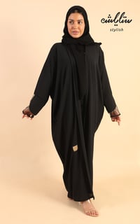 عباية لنن لف باللون الأسود مزينة بدانتيل وكريستال على الكم  - صورة 1