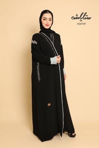عباية شاكيرا لف باللون الأسود بتطريز يدوي - صورة 2