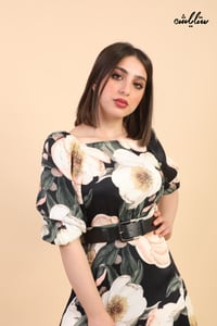 فستان راقي مورد باللون الأسود بقصة طبقات مائلة من الأسفل مع حزام - صورة 5