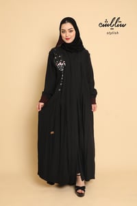 عباية لنن لف باللون الأسود مزينة بشك - صورة 1