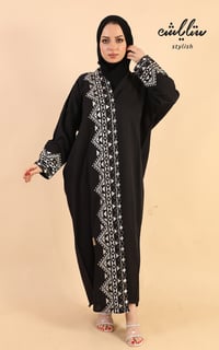 عباية لنن لف باللون الأسود مطرزة - صورة 3