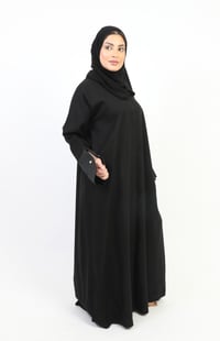  عباية كلاسيك مزينة بلؤلؤ على الكم  - صورة 3