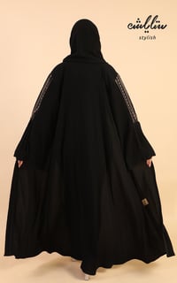 عباية كويتي باللون الأسود مطرزة على الكم - صورة 7