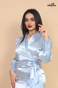 فستان ميدي أنيق  باللون السماوي  بأطراف مائلة. - صورة 6