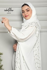 عباية كريب لف بتطريز ناعم - صورة 3