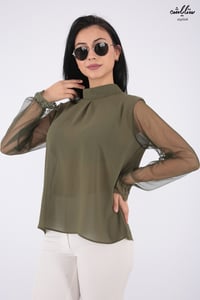 بلوزة ناعمة باللون الزيتي وكم طويل بياقة مرتفعة ولمسة من الدانتيل الجميل - صورة 1
