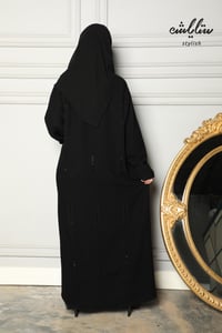 عباية خليجي باللون الأسود بشك ناعم - صورة 6