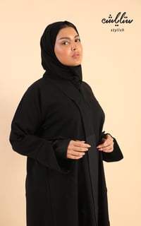 عباية نواعم باللون الأسود مزينة بدانتيل  - صورة 4
