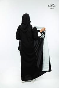 عباية كويتي لف باللون الأسود والأبيض - صورة 4