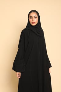 عباية كويتي كريب ملكي باللون الأسود - صورة 2