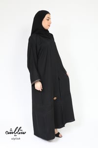 عباية واسعة مطرزة باللون الأسود - صورة 3