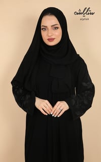 عباية ملكي باللون الأسود بتطريز اسود على الاكمام - صورة 2