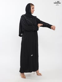 عباية لف خليجي باللون الأسود - صورة 7