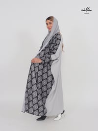 عباية لنن لف اماراتي باللون الأسود والرمادي - صورة 5