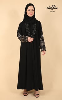 عبايه نواعم بأزرار وشك على الياقة والاكمام باللون الاسود - صورة 3