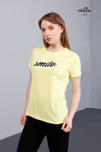 تي شيرت باللون الأصفر بطباعة smile - صورة 2
