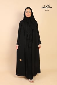 عباية لف باللون الأسود بكسرات على العباية - صورة 1