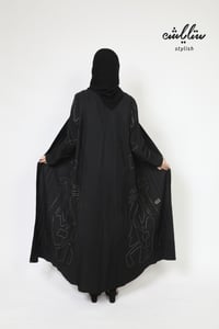 عباية لف باللون الأسود مطرزة - صورة 7