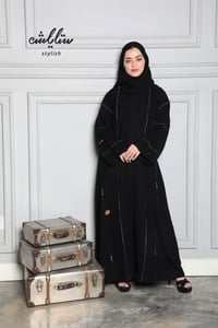 عباية بسكوتي باللون الأسود بشك ناعم على كامل العباية - صورة 1