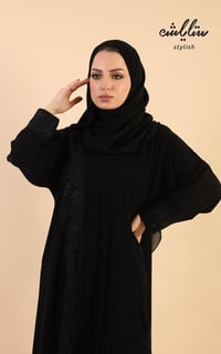 عباية ملكي باللون الأسود مطرزة - صورة 5