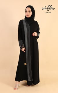 عباية كويتي باللون الأسود مزينة بالدانتيل - صورة 2