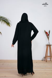 عباية ستايلش باللون الأسود بتطريز على الكم - صورة 5