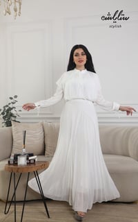 فستان كسرات طويل باللون الأبيض - صورة 1
