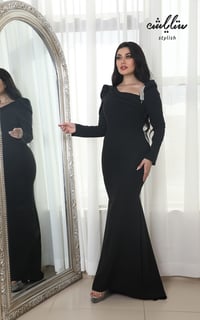 فستان أنيق باللون الأسود مزين بإكسسوار - صورة 20