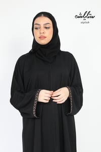 عباية واسعة مطرزة باللون الأسود - صورة 2