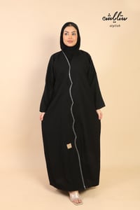 عباية لف باللون الأسود بكلفة من الامام - صورة 1