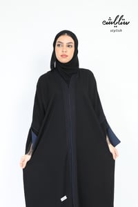 عباية لف باللون الأسود بدانتيل على الاكمام تحديد كحلي - صورة 2