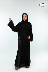 عباية ملكي كويتي باللون الأسود والزيتي - صورة 1