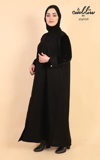 عباية لمسة شتوية كريب ازرار باللون الاسود والكم كويتي وعليه مخمل - صورة 4