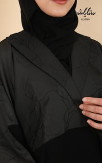 عباية بأزرار باللون الأسود بجاكار مشجر - صورة 6