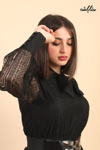 فستان غاية في الأناقة باللون الأسود بقصة طبقات مائلة وربطة عنق بتصميم عصري ناعم - صورة 16