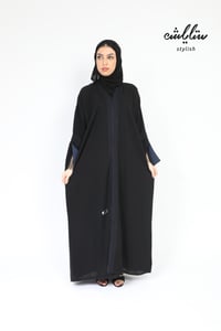 عباية لف باللون الأسود بدانتيل على الاكمام تحديد كحلي - صورة 1