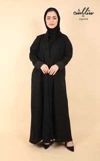 عباية لف باللون الأسود بجيوب مخفية وشك ناعم - صورة 3