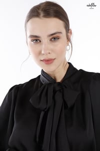 بلوزة راقية باللون الأسود بأكمام واسعة طويلة وقصة خصر ناعمة - صورة 2