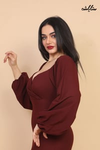 فستان أنيق باللون العنابي بكم طويل واسع ( اوف شولدر )وقصة صدر ناعمة بلمسة أنثوية جذابة - صورة 11