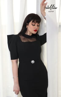 فستان أنيق باللون الأسود مزين بالتل - صورة 5