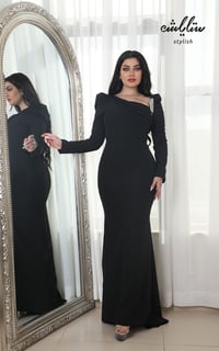 فستان أنيق باللون الأسود مزين بإكسسوار - صورة 25