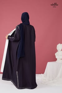 عباية لنن لف باللون الكحلي والأبيض - صورة 5
