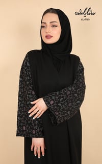 عباية لف باللون الاسود بتطريز على الاكمام  - صورة 3
