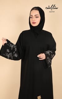 عباية لف باللون الأسود بتطريز على الاكمام  - صورة 3