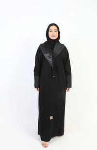 عباية كلاسيك لف بياقة مطرزة - صورة 1