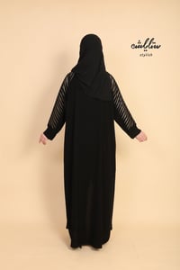  عباية كلاسيك لف مزينة بتطريز ذهبي على الأكمام  - صورة 9