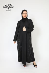 عباية لف باللون الأسود مطرزة - صورة 1