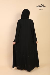 عباية باللون الأسود مزينة بشك على الأكمام والأسفل - صورة 7