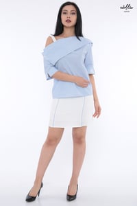 طقم تايور أنيق ببلوزة مقلمة باللون الأبيض والأزرق بتصميم ناعم وتنورة بيضاء جذابة - صورة 1